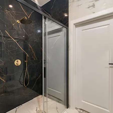 Heart Of Next To Old Market Square شقة